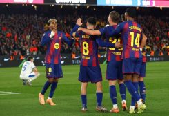 داني أولمو لاعب نادي برشلونة يحتفل مع زملائه بتسجيل الهدف الثالث. رويترز