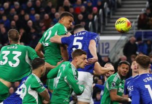 مالك تياو لاعب نيوكاسل يونايتد يسجل الهدف الأول لفريقه ضد إيفرتون. رويترز