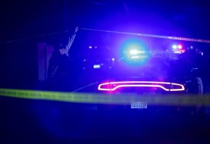 ضابط شرطة يعمل في مكان الحادث بعد إصابة عدة أشخاص بطلق ناري في تجمع عائلي في ستوكتون، كاليفورنيا، الولايات المتحدة، 29 نوفمبر 2025. رويترز