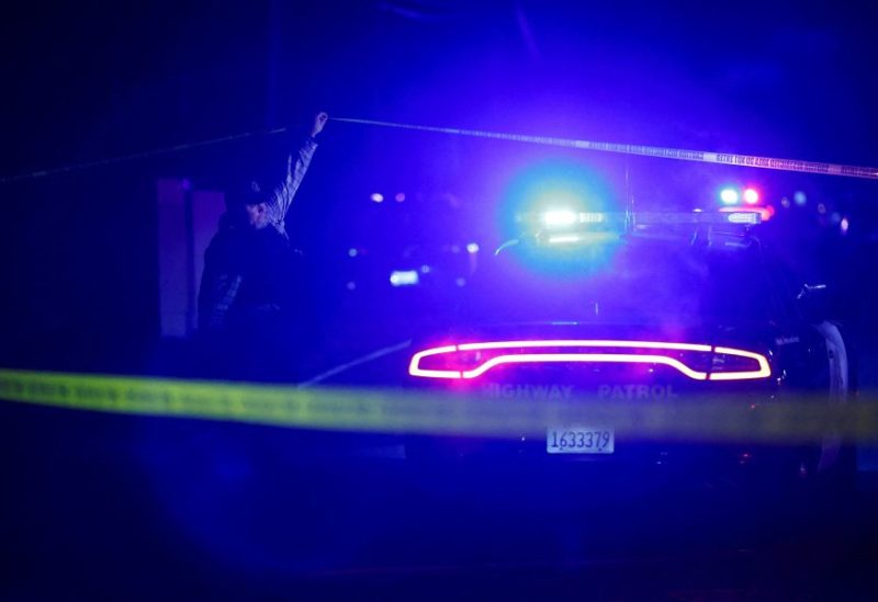 ضابط شرطة يعمل في مكان الحادث بعد إصابة عدة أشخاص بطلق ناري في تجمع عائلي في ستوكتون، كاليفورنيا، الولايات المتحدة، 29 نوفمبر 2025. رويترز