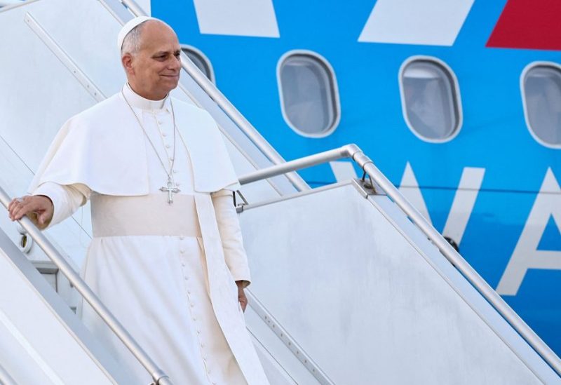 البابا لاون الرابع عشر ينزل من الطائرة البابوية عند وصوله إلى مطار رفيق الحريري الدولي، خلال رحلته الرسولية الأولى، في بيروت، لبنان، 30 نوفمبر 2025. رويترز
