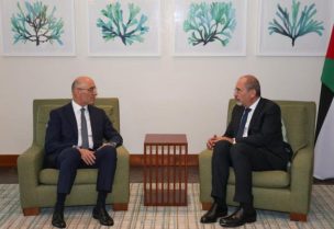 وزير الداخلية والبلديات أحمد الحجار، نائب رئيس الوزراء وزير الخارجية وشؤون المغتربين الأردني أيمن الصفدي