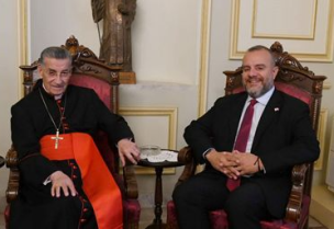 النائب عبد المسيح يزور البطريرك الراعي ويؤكد أهمية زيارة البابا لاوون الرابع عشر وخلال اللقاء، استعدت ذكرى زيارة قداسة البابا القديس يوحنا بولس الثاني عام 1997 وما حملته من نتائج إيجابية على لبنان في مواجهة الاحتلالات التي كان يعاني منها. واليوم نعول على زيارة قداسة البابا لاوون الرابع عشر، آملين أن تحمل معها السلام والرجاء وتكون بابًا لمرحلة جديدة في تاريخ وطننا. وتناول الحديث مواقف صاحب الغبطة الأخيرة، خصوصًا تلك المتعلقة بالسلام وحلّ النزاعات، حيث أكّدتُ أن الديبلوماسية هي الطريق الوحيد للخروج من الأزمات، وشدّدتُ على رفضي لإراقة الدماء في الشارع اللبناني ولمنطق الهيمنة وتغييب الآخر، والتزامي بخيار العقل والحوار الذي يدعو إليه غبطته. وفي الختام، عبّرت عن تقديري للتحضيرات التي يشهدها الصرح البطريركي استعدادًا لاستقبال الحبر الأعظم، راجيًا أن تكون هذه الزيارة محطة أمل لجميع اللبنانيين".