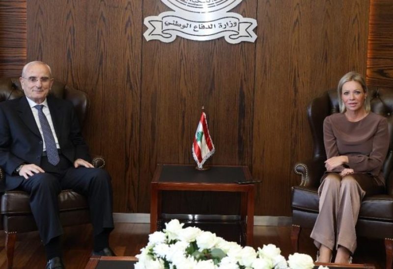 وزير الدفاع الوطني اللواء ميشال منسى في مكتبه في اليرزة المنسقة الخاصة للأمم المتحدة في لبنان جينين هينيس-بلاسخارت