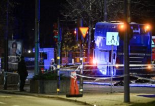 ضحايا ومصابون في حادث اصطدام حافلة بمحطة انتظار وسط ستوكهولم