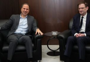 رئيس حزب الكتائب اللبنانية النائب سامي الجميّل في بيت الكتائب المركزي في الصيفي السفير الاميركي السابق ومسؤول ملف لبنان في معهد الشرق الأوسط ديفيد هيل