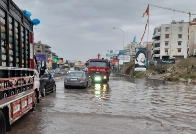 عناصر الدفاع المدني على اتوستراد خلدة