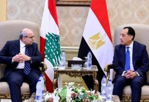 رئيس الحكومة المصرية مصطفى مدبولي مؤتمرا صحافيا مشتركا مع رئيس الحكومة نواف سلام