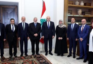 رئيس الجمهورية جوزاف عون مع وفد من اللجنة الرسمية لمتابعة قضية الإمام موسى الصدر ورفيقيه