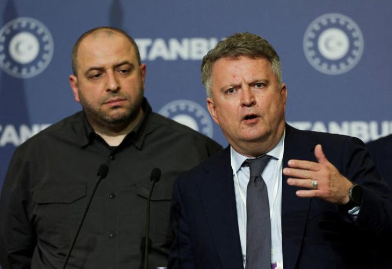 النائب الأول لوزير الخارجية الأوكراني سيرجي كيسليتسيا ومسؤول الأمن الأوكراني رستم أوميروف خلال مؤتمر صحفي في إسطنبول يوم 23 يوليو تموز 2025. - رويترز