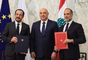 رئيس قبرص نيكوس خريستودوليدس مع الرئيس اللبناني جوزاف عون في قصر الرئاسة في بعبدا بعد توقيع اتفاقية ترسيم الحدود البحرية بحضور وزير الأشغال اللبناني فايز رسامني يوم الأربعاء - رويترز