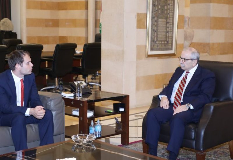 رئيس مجلس الوزراء الدكتور نواف سلام يستقبل مساعد وزيرة الخارجية البريطانية لشؤون الشرق الأوسط وشمال أفريقيا هاميش فالكونر