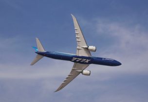 طائرة بوينج 777 إكس تحلق في معرض دبي للطيران في دبي يوم 17 نوفمبر تشرين الثاني 2025 - رويترز