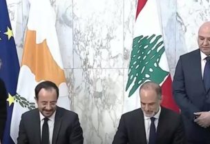 رئيس الجمهورية جوزاف عون والرئيس القبرصي نيكوس خريستودوليدس في قصر بعبدا أثناء توقيع اتفاقية ترسيم الحدود البحرية بين لبنان وقبرص