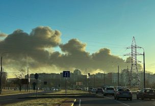 دخان يتصاعد فوق المدينة بعد هجمات صاروخية ومسيرات روسية في لفيف يوم 19 نوفمبر تشرين الثاني 2025-رويترز