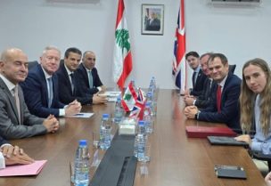 وزير الخارجية والمغتربين يوسف رجّي وزير الدولة لشؤون الشرق الأوسط وشمال أفريقيا في المملكة المتحدة هاميش فالكونر يرافقه السفير البريطاني في لبنان هاميش كويل والوفد المرافق