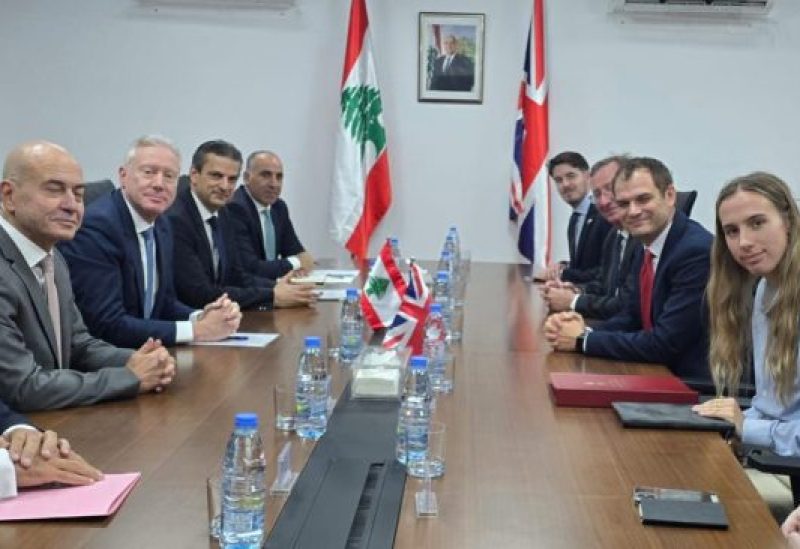 وزير الخارجية والمغتربين يوسف رجّي وزير الدولة لشؤون الشرق الأوسط وشمال أفريقيا في المملكة المتحدة هاميش فالكونر يرافقه السفير البريطاني في لبنان هاميش كويل والوفد المرافق