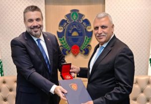 المدير العام للأمن العام، اللواء حسن شقير، في مكتبه قنصل عام ألبانيا في لبنان وسوريا والأردن ومستشار رئيس الحكومة الألبانية لشؤون الخليج والشرق الأوسط وشمال إفريقيا، مارك غريّب