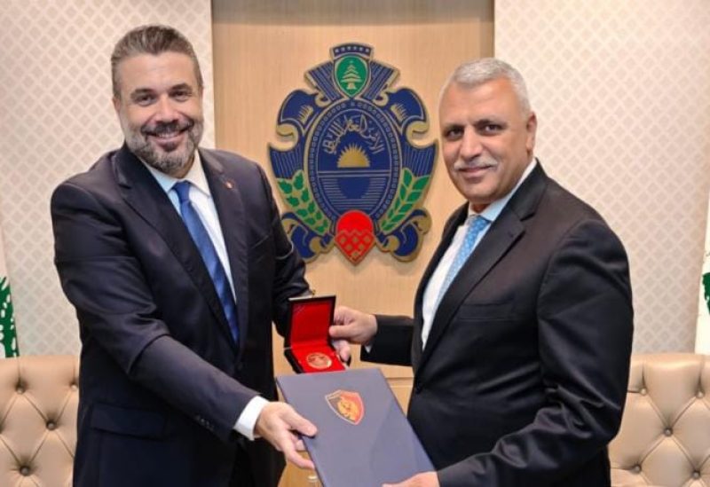 المدير العام للأمن العام، اللواء حسن شقير، في مكتبه قنصل عام ألبانيا في لبنان وسوريا والأردن ومستشار رئيس الحكومة الألبانية لشؤون الخليج والشرق الأوسط وشمال إفريقيا، مارك غريّب
