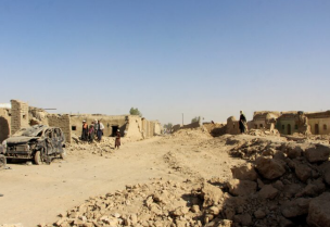 أشخاص يتفقدون منازل ومركبات دمرت خلال غارة جوية في ولاية قندهار بأفغانستان - رويترز