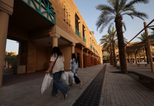 امرأتان تسيران داخل سوق محلي في وسط مدينة الرياض بالسعودية-رويترز