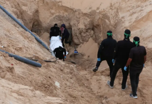 انتشال جثث أسرى إسرائيليين في خان يونس جنوب قطاع غزة (أرشيفية- رويترز)