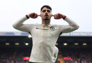 بيدرو نيتو لاعب تشيلسي يحتفل عقب تسجيله هدفا في شباك بيرنلي ضمن منافسات الدوري الإنجليزي الممتاز لكرة القدم - رويترز
