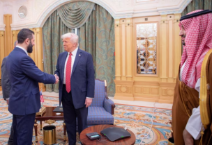 الرئيس الأمريكي دونالد ترامب يصافح الرئيس السوري أحمد الشرع في الرياض - رويترز