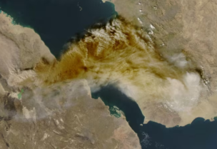 صورة التقطت بالقمر الصناعي تُظهر الرماد المتصاعد من ثوران بركان هايلي جوبي في إثيوبيا أثناء انجرافه فوق البحر الأحمر - رويترز