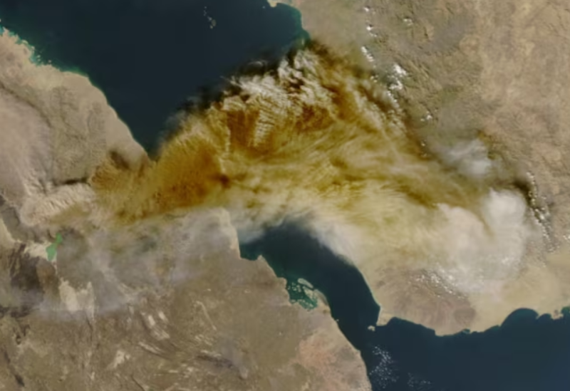 صورة التقطت بالقمر الصناعي تُظهر الرماد المتصاعد من ثوران بركان هايلي جوبي في إثيوبيا أثناء انجرافه فوق البحر الأحمر - رويترز
