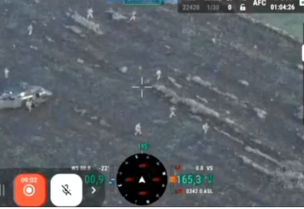صورة ثابتة مأخوذة من فيديو نشر يوم 31 أكتوبر تشرين الأول قيل إنها تظهر مروحية وجنودا في مدينة بوكروفسك شرقي أوكرانيا. الفيديو لمصدر عسكري أوكراني حصلت عليه رويترز من طرف ثالث