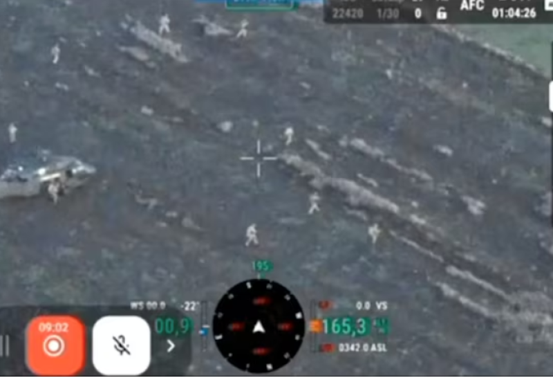 صورة ثابتة مأخوذة من فيديو نشر يوم 31 أكتوبر تشرين الأول قيل إنها تظهر مروحية وجنودا في مدينة بوكروفسك شرقي أوكرانيا. الفيديو لمصدر عسكري أوكراني حصلت عليه رويترز من طرف ثالث