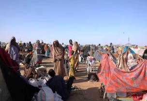 نازحون سودانيون يجلسون في خيام مؤقتة في طويلة بعد فرارهم من مدينة الفاشر- رويترز