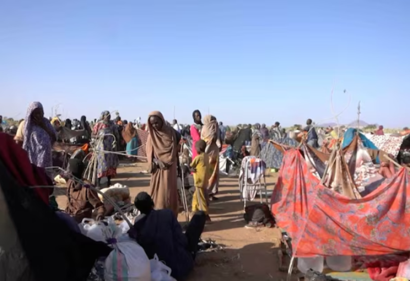 نازحون سودانيون يجلسون في خيام مؤقتة في طويلة بعد فرارهم من مدينة الفاشر- رويترز