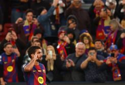 فيران توريس لاعب برشلونة - رويترز