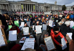 متظاهرون يشاركون في احتجاج على حظر حركة فلسطين أكشن في العاصمة البريطانية لندن - رويترز