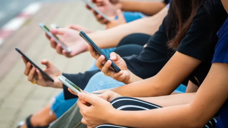 الخلاف يحتدم في أستراليا حول حظر مواقع التواصل لمن هم دون 16 عاماً