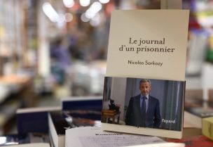 نسخة من مذكرات الرئيس الفرنسي السابق نيكولا ساركوزي ”يوميات سجين“، التي تروي تفاصيل الفترة التي قضاها في السجن بعد إدانته بتهمة التآمر الجنائي، معروضة في باريس، فرنسا. رويترز