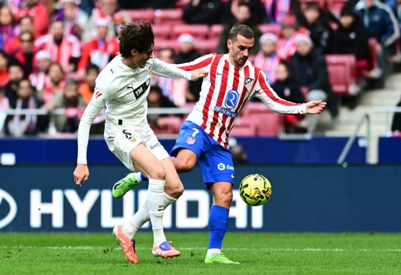 أنطوان غريزمان، لاعب أتلتيكو مدريد، في مواجهة خافي غويرا، لاعب فالنسيا. رويترز