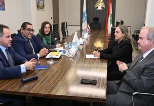 وزير المالية مع وفد من البنك الدولي