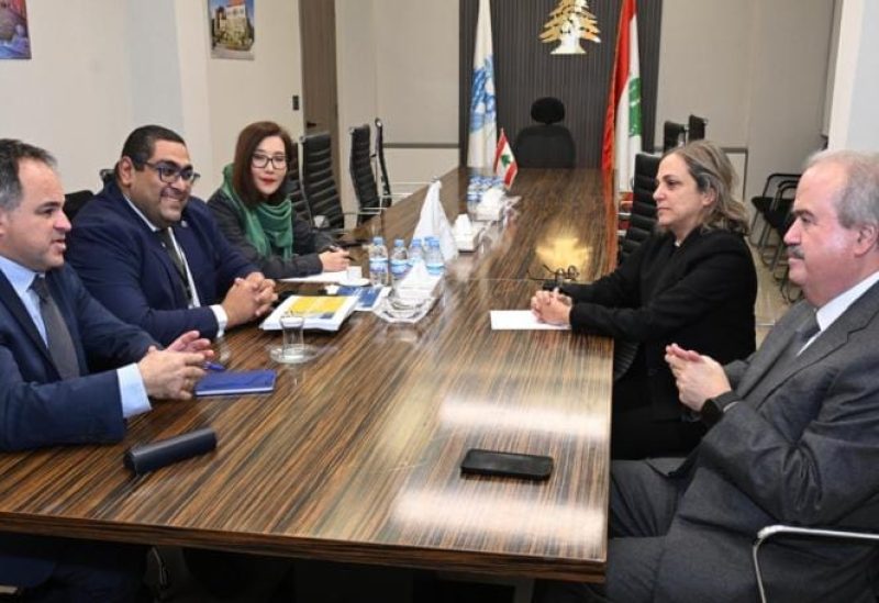وزير المالية مع وفد من البنك الدولي