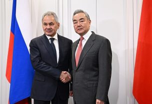 سكرتير مجلس الأمن الروسي سيرغي شويغو ووزير الخارجية الصيني وانغ يي.