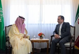 وزير الخارجية الإيراني عباس عراقجي، ووزير خارجية السعودية الأمير فيصل بن فرحان