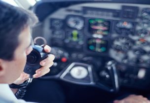 أجهزة الاتصال اللاسلكي على متن الطائرة (تعبيرية)