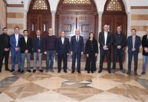 وزير الداخلية وفريق عمله في الوزارة من ضباط ومدنيين