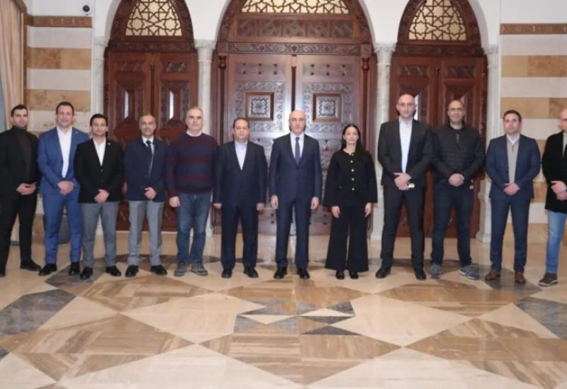 وزير الداخلية وفريق عمله في الوزارة من ضباط ومدنيين