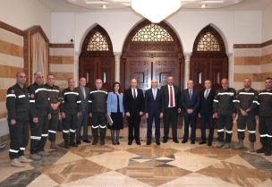 وزير الداخلية والبلديات أحمد الحجار، في الوزارة، المدير العام للدفاع المدني بالتكليف العميد الركن عماد خريش على رأس وفد من المديرية العامة