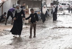 سيول تضرب الضفة