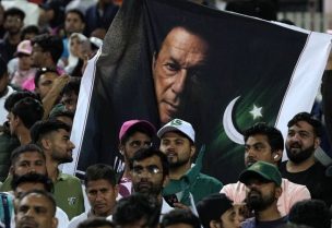 محكمة باكستانية تحكم بسجن عمران خان وزوجته 17 عامًا في قضية فساد