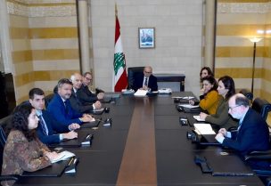 رئيس مجلس الوزراء الدكتور نواف سلام يلتقي المستشارَ الاقتصادي للمبعوث الخاص لرئيس الجمهورية الفرنسية إلى #لبنان، جاك دو لا جوجي، في حضور السفير الفرنسي في لبنان هيرفيه ماغرو